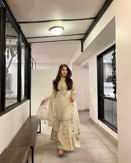Neelam Muneer feet photo thumbnail
