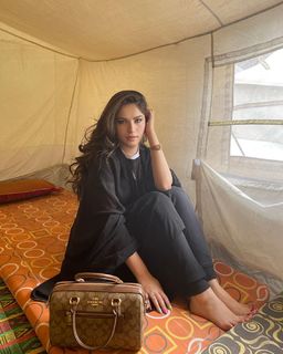 Neelam Muneer feet photo thumbnail