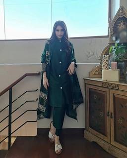 Neelam Muneer feet photo thumbnail