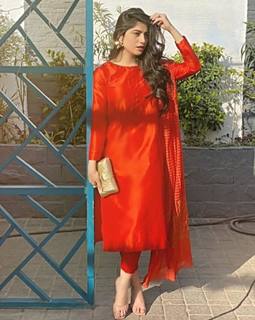 Neelam Muneer feet photo thumbnail