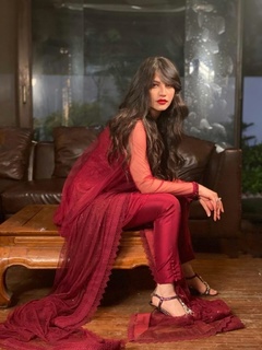 Neelam Muneer feet photo thumbnail