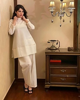 Neelam Muneer feet photo thumbnail