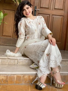 Neelam Muneer feet photo thumbnail