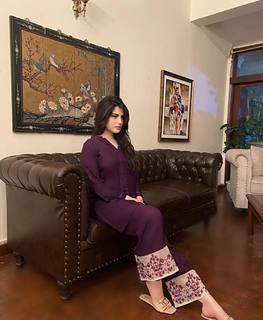 Neelam Muneer feet photo thumbnail