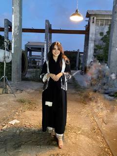 Neelam Muneer feet photo thumbnail