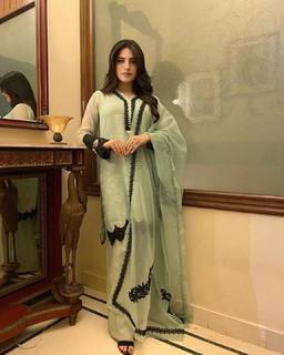 Neelam Muneer feet photo thumbnail