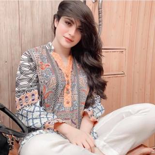 Neelam Muneer feet photo thumbnail