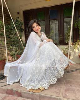 Neelam Muneer feet photo thumbnail