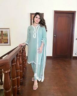 Neelam Muneer feet photo thumbnail