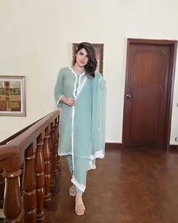 Neelam Muneer feet photo thumbnail