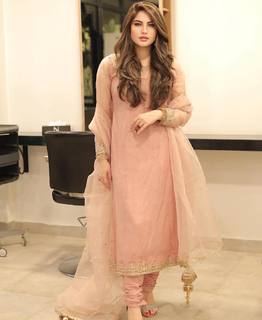 Neelam Muneer feet photo thumbnail