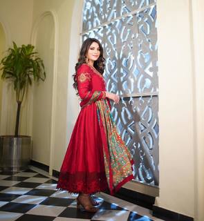 Neelam Muneer feet photo thumbnail