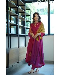 Neelam Muneer feet photo thumbnail