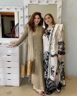 Neelam Muneer feet photo thumbnail