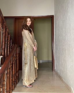 Neelam Muneer feet photo thumbnail