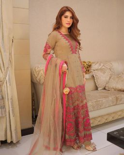 Neelam Muneer feet photo thumbnail