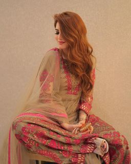 Neelam Muneer feet photo thumbnail