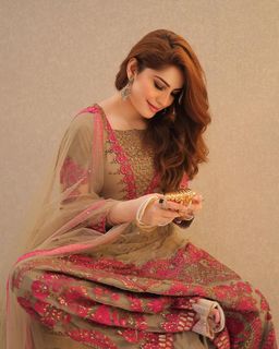 Neelam Muneer feet photo thumbnail