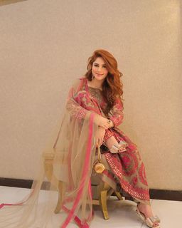 Neelam Muneer feet photo thumbnail