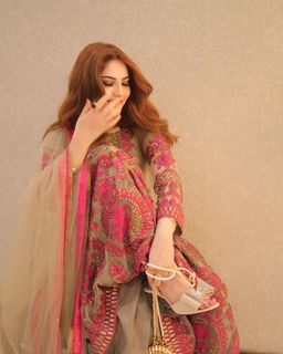 Neelam Muneer feet photo thumbnail