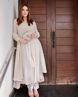 Neelam Muneer feet photo thumbnail