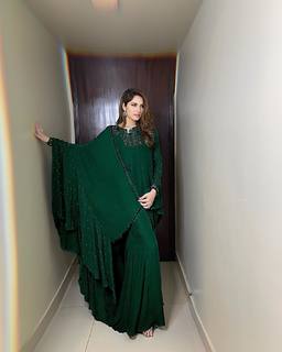 Neelam Muneer feet photo thumbnail