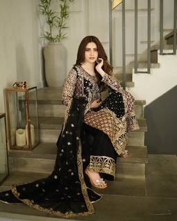 Neelam Muneer feet photo thumbnail