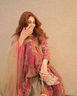 Neelam Muneer feet photo thumbnail