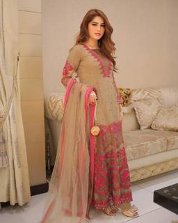 Neelam Muneer feet photo thumbnail