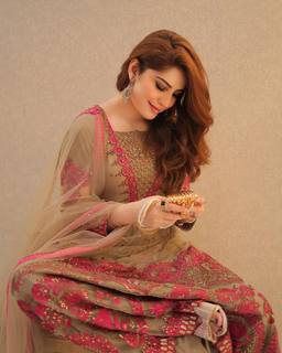 Neelam Muneer feet photo thumbnail