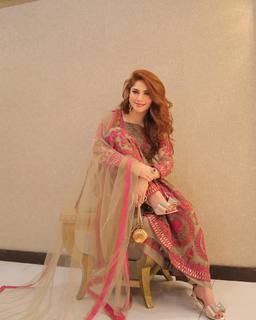 Neelam Muneer feet photo thumbnail