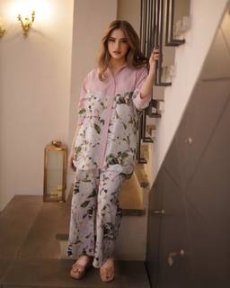 Neelam Muneer feet photo thumbnail