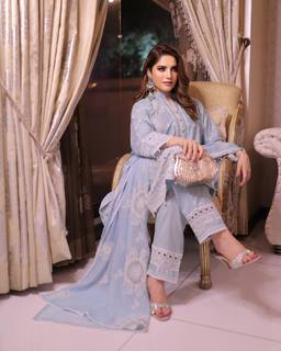 Neelam Muneer feet photo thumbnail