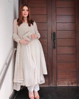 Neelam Muneer feet photo thumbnail