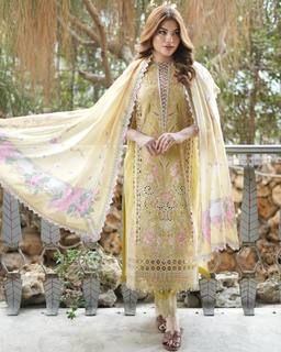 Neelam Muneer feet photo thumbnail