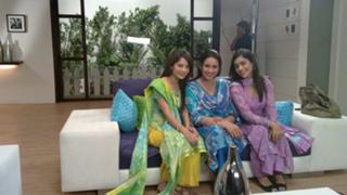 Neelam Muneer feet photo thumbnail