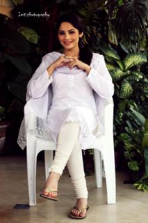 Neelam Muneer feet photo thumbnail