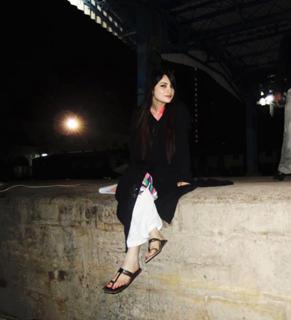 Neelam Muneer feet photo thumbnail