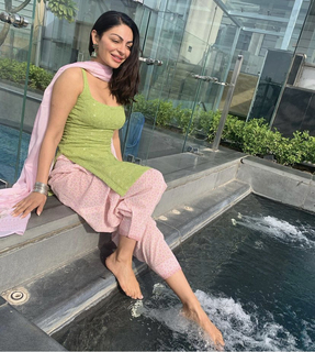Neeru Bajwa feet photo thumbnail