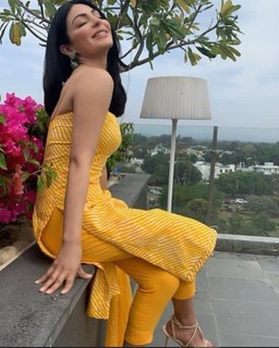 Neeru Bajwa feet photo thumbnail