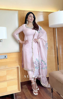 Neeru Bajwa feet photo thumbnail