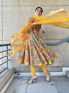 Neeru Bajwa feet photo thumbnail