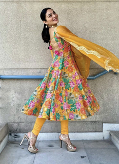 Neeru Bajwa feet photo thumbnail