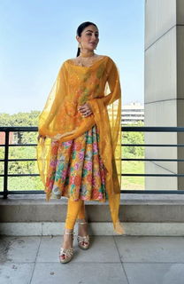 Neeru Bajwa feet photo thumbnail