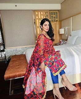 Neeru Bajwa feet photo thumbnail