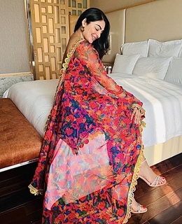 Neeru Bajwa feet photo thumbnail