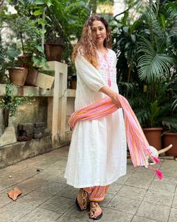 Neeti Mohan feet photo 10