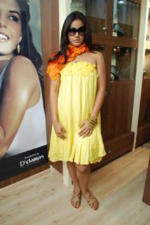 Neetu Chandra feet photo 2