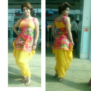 Neha Bhasin feet photo 11