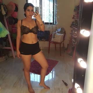 Neha Bhasin feet photo 4